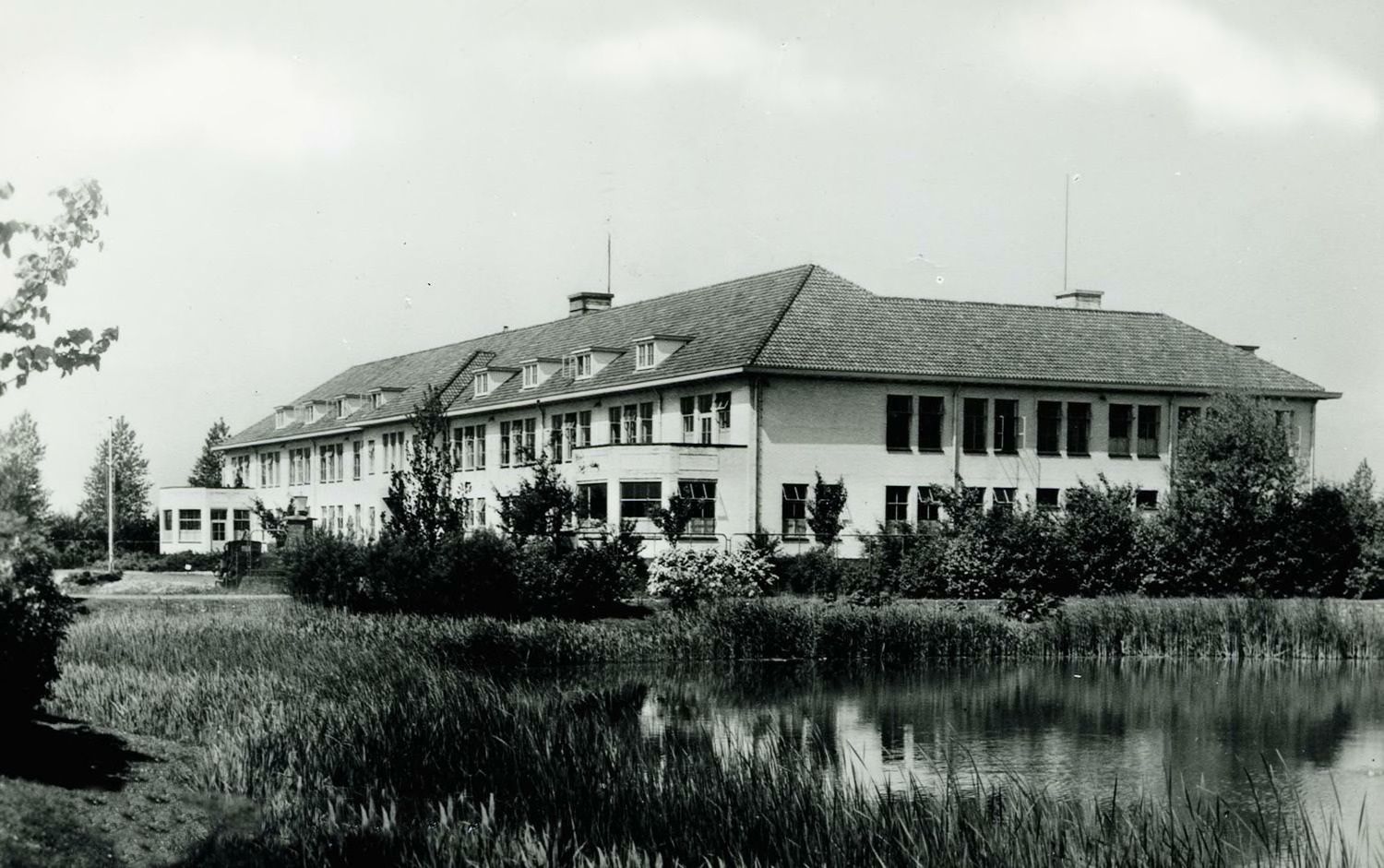 Willem Lodewijk van Nassaukazerne aan de Westersingel in Appingeda in 1960. Collectie Eemsdelta, voormalige gemeente Appingedam. Bron: Beeldbank Groningen.